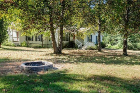 Farmhouse 4 Bed, 4 Bath, Pool, 15-20 mins to Downtown